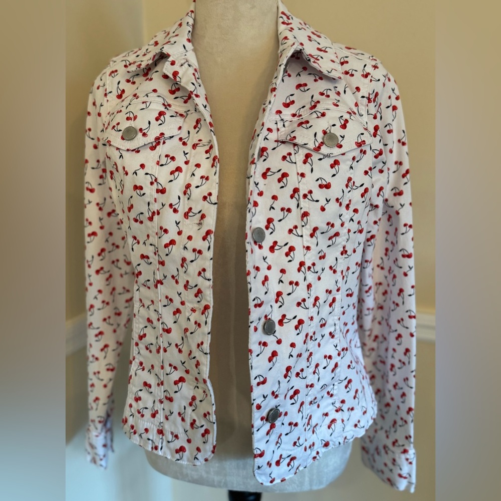 🍒 Spring White Denim Jacket w/ Cherry Print LIKE NEW, Size S